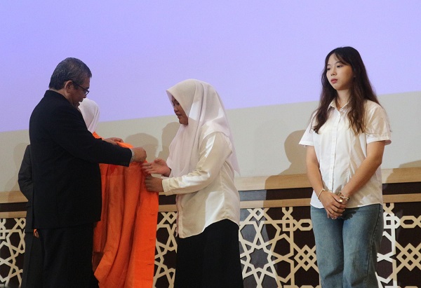 Rektor UAD mengenakan jas almamater kepada mahasiswa baru pada pembukaan P2K di Kampus 4 Yogyakarta, Rabu (11/9/2024). (foto : heri purwata)