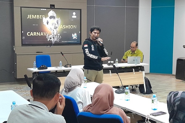 Budi Setiawan saat menjadi nara sumber pada Kuliah Umum di Prodi Magister Informatika FTI UII Yogyakarta. (foto : istimewa)