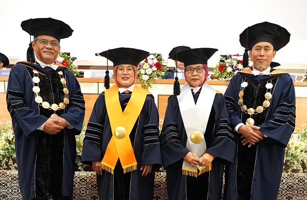 Dua Guru Besar UAD yang baru dikukuhkan diapit Rektor UAD, Prof Muchlas (kiri) dan Ketua Senat UAD, Prof Dr Ir Dwi Sulisworo, MT. (foto : humas dan protokol UAD)