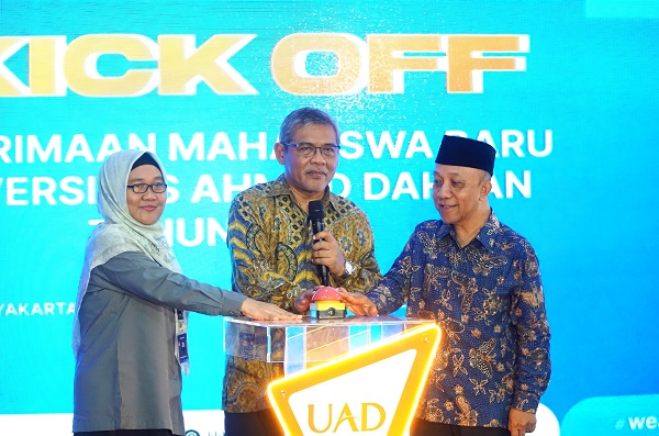 Wahyu Widyaningsih, Muchlas, dan Sekretaris Badan Pembina Harian (BPH) UAD, Ir Azman Latief memencet tombol tanda persemian Kick Off Penerimaan Mahasiswa Baru 2024 di Kampus 4 Yogyakarta, Sabtu (12/10/2024). (foto : Humas UAD)