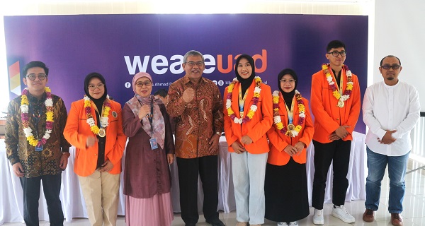 Tim Nalaria foto bersama dengan Rektor UAD dan Wakil Rektor. (foto : heri purwata)