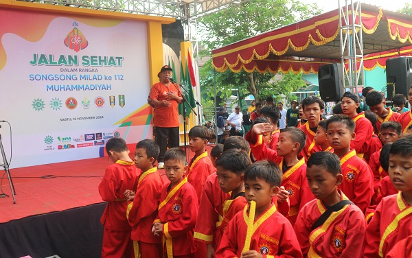 Kasdiyono saat memberikan sambutan pada pelaksanaan Jalan Sehat di halaman SDN 2 Sentolo, Sabtu (16/11/2024). (foto : heri purwata)