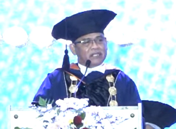 Rektor UAD Yogyakarta, Prof Muchlas saat menyampaikan pesan kepada wisudawan-wisudawati, Sabtu (9/11/2024). (foto : screenshotyoutube)