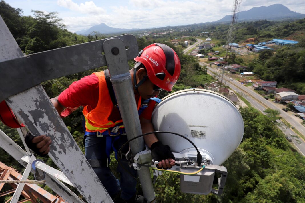 Teknisi jaringan XL Axiata bekerja di atas menara BTS di sekitar Pelabuhan Merak, Banten beberapa waktu lalu. XL Axiata telah memastikan kesiapan jaringan dalam menghadapi kemungkinan lonjakan trafik di semua layanan menjelang libur panjang Natal dan Tahun Baru (Nataru) 2025.