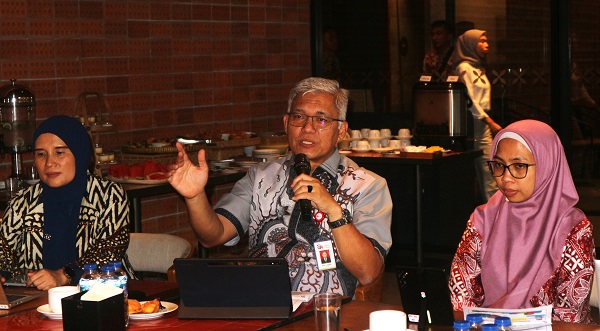 Eko Yunianto saat menyampaikan 'Perkembangan Kinerja Industri Jasa Keuangan serta Kegiatan Edukasi dan Pelindungan Konsumen Wilayah DIY,' Selasa(17/12/2024). (foto : heri purwata)