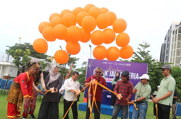 Rektor UAD, Wakil Rektor, Kepala Bimawa, perwakilan mahasiswa, juri memotong pita untuk melepaskan balon berhadiah Rp 640.000. (foto : heri purwata)