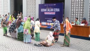 Salah satu peserta Gerak Jalan Ceria saat demo di depan tim juri. (foto : heri purwata) 