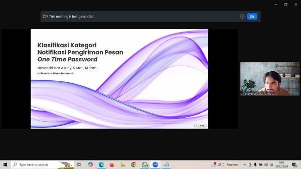 Novendri Isra Asriny saat memaparkan hasil penelitian tesisnya tentang OTP secara virtual, Rabu (18/12/2024). (foto: screenshotzoom)