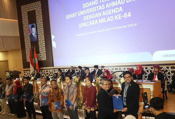 Rektor UAD, Prof Muchlas menyerah penghargaan kepada dosen, tenaga kependidikan dan unit kerja UAD. (foto : heri purwata)