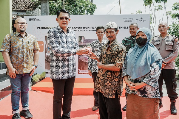 Wakil Bupati Sleman, Danang Maharsa menyerahkan kunci rumah layak huni kepada Muhammad Salim di Dusun Tulung, Tamanmartani, Kapanewon Kalasan, Kabupaten Sleman. (foto : istimewa)