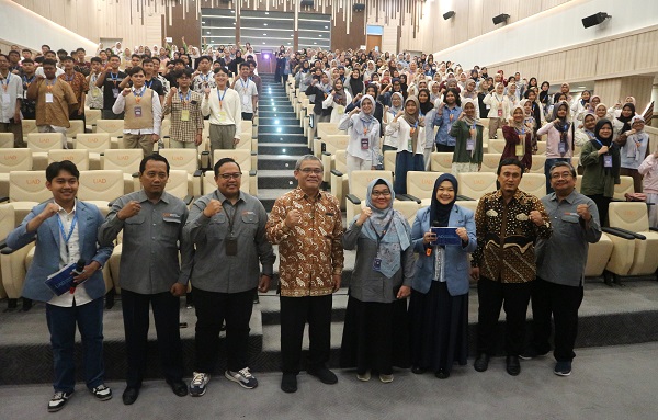 Rektor UAD dan jajarannya foto bersama dengan peserta Simulasi 'Sehari Menjadi Dahlan Muda' di Amphitarium Kampus 4 UAD, Rabu (11/12/2024). (foto : heri purwata)