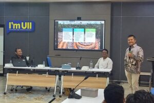 Ismail Fahmi saat menyampaikan materi pada Kuliah Umum di Fakultas Teknologi Industri  FTI UII. (foto : istimewa) 