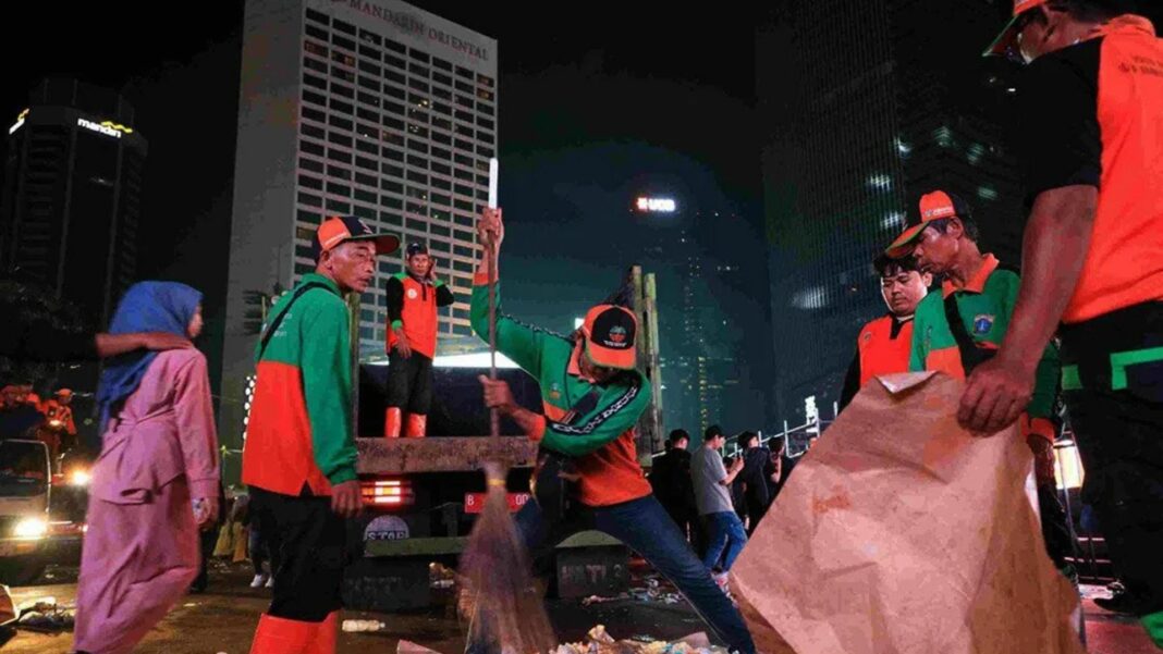 Pemprov DKI Jakarta Kerahkan 3.900 Petugas Kebersihan Tangani Sampah Malam Tahun Baru