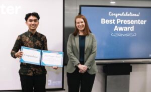 Ar Royyan Utama saat menerima penghargaan sebagai Best Presenter. (foto : istimewa)