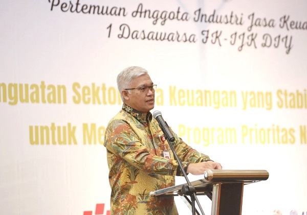 Eko Yunianto saat memberikan pengarahan kepada anggota Forum Komunikasi Industri Jasa Keuangan DIY di Sleman, Selasa (25/2/2025). (foto : istimewa)