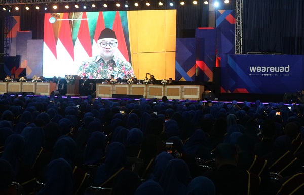 Lulusan Pendidikan Profesi Guru (PPG) sedang mendengarkan amanat Menteri Dikdasmen, Prof Abdul Mu'ti di Gedung JEC Yogyakarta, Ahad (2/2/2025). (foto : heri purwata)