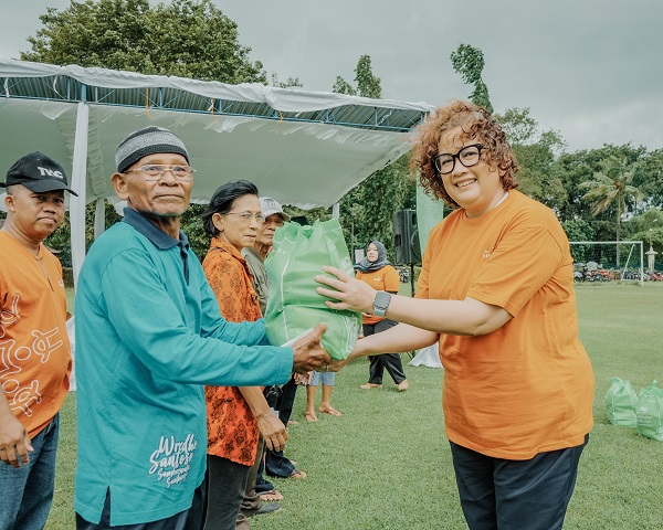 Febrina Intan menyerahkan paket Sembako kepada warga di lapangan Rakai Pikatan, Kalasan, Sleman, Yogyakarta, Rabu (19/3/2025). (foto : istimewa)