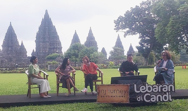 Dari kanan ke kiri : Febrina Intan, Triawan Munaf, Irene Umar; Maya Watono dan pemandu acara pada press conference libur Idul Fitri 1446 H di lapangan Garuda Prambanan Yogyakarta, Sabtu (22/3/2025). (foto : heri purwata)