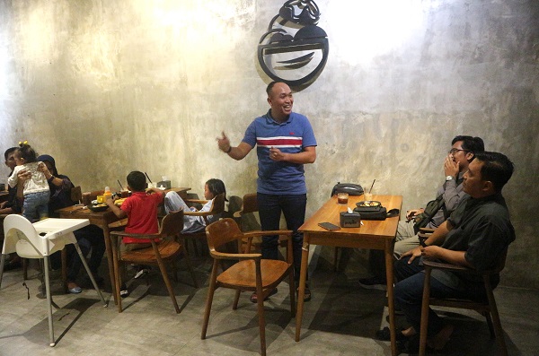 Akbar Kurniawan saat menyampaikan kesan dan pesan pada pelepasan lulusan MTI dan DRI FTI UII. (foto : heri purwata)