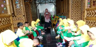 Lucu dan Penuh Makna, Lomba Memakai Kaos Kaki dan Sepatu Meriahkan HUT RI ke-80 di TK Abas Two