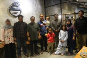 Winda Nur Cahyo (ketiga dari kiri) bersama lulusan MTI dan DRI UII. (foto : heri purwata) 