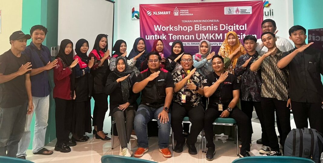 Teman Pintar Pacitan (duduk ki-ka): Leader Smartfren Community XLSMART Pacitan, Dwi Puji Astuti, Regional Brand & Markeing SEJBN Region, Hatta Yoga Wardhana, dan Head of Corporate Communication & CSR XLSMART, Dani Miftahul Akhyar dalam sesi foto kegiatan Workshop Bisnis Digital untuk Teman UMKM Pacitan di kota Pacitan (3/7) bertujuan agar pelaku UMKM melek digital dalam menjalankan dan mengembangkan usahanya.