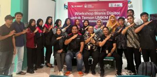 “Teman Pintar” Sasar 2.640 Pelajar dan UMKM di 4 Kota untuk Tingkatkan Literasi Digital Teman Pintar Pacitan (duduk ki-ka): Leader Smartfren Community XLSMART Pacitan, Dwi Puji Astuti, Regional Brand & Markeing SEJBN Region, Hatta Yoga Wardhana, dan Head of Corporate Communication & CSR XLSMART, Dani Miftahul Akhyar dalam sesi foto kegiatan Workshop Bisnis Digital untuk Teman UMKM Pacitan di kota Pacitan (3/7) bertujuan agar pelaku UMKM melek digital dalam menjalankan dan mengembangkan usahanya.