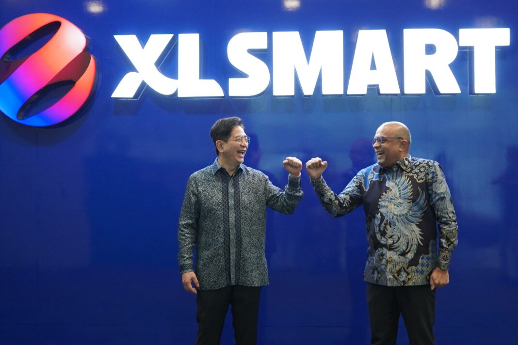 (ki-ka) Presiden Komisaris PT XLSMART Telecom Sejahtera Tbk, Arsjad Rasjid bersama dengan Direktur&Chief Integration Officer PT XLSMART Telecom Sejahtera Tbk, Sanjay Kumar Gordhan A Vaghasia dalam acara RUPSLB di XLSMART Tower, Jakarta. Selasa (12/8).
