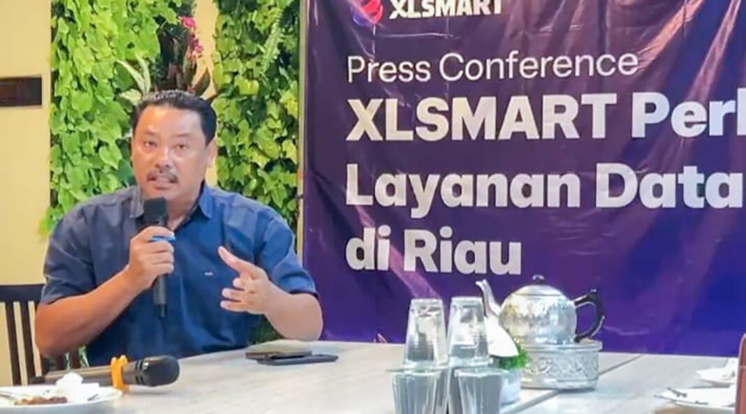 Head of Sales XLSMART West Central 1, Oloan Monang Sinambela saat press conference bersama media di Kota Pekanbaru, Selasa (12/8).