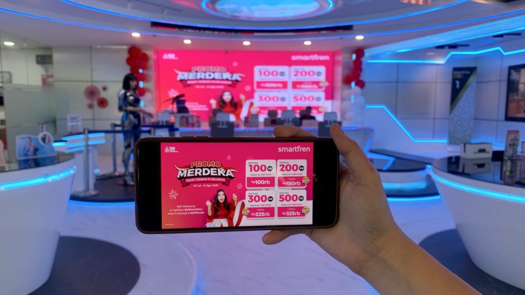 Petugas Smarftren Gallery Medan menunjukkan Kampanye “Merdeka Tanpa Batas” (15/8).