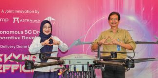 XLSMART dan ASTRAtech Luncurkan Drone Otonom Berbasis 5G untuk Solusi Distribusi Cerdas di Industri Manufaktur (ki-Ka). Group Head National & Strategic Enterprise Account XLSMART bersama dengan Direktur ASTRAtech, Henri Paul dalam acara peluncuran kolaborasi antara XLSMART for BUSINESS dengan ASTRAtech di ASTRAtech Kampus Cikarang. Rabu (20/8).