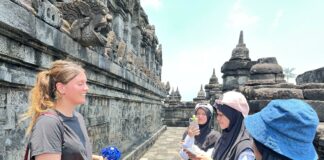 Siswa ICP SMP Muhammadiyah PK Asah Public Speaking Bahasa Inggris di Candi Borobudur