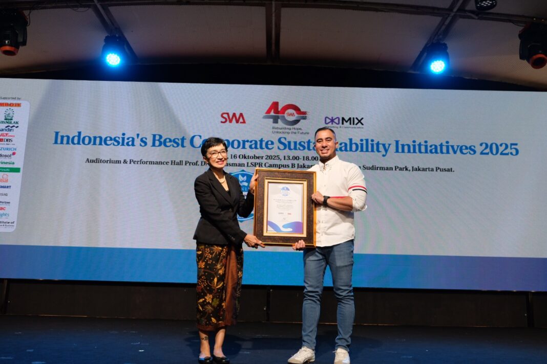 Group Head Corporate Communication & Sustainability XLSMART, Reza Mirza, menerima penghargaan Sustainability Warrior – Top Leader Warrior dan Sustainability Warrior — Sustainability Warrior Team untuk Tim CSR XLSMART, pada ajang MIX Marcomm 2025 Indonesia Corporate Sustainability Award (16/10).