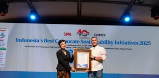 XLSMART Borong Penghargaan Bergengsi pada Bidang Keberlanjutan, Infrastruktur, dan Inovasi Digital Group Head Corporate Communication & Sustainability XLSMART, Reza Mirza, menerima penghargaan Sustainability Warrior – Top Leader Warrior dan Sustainability Warrior — Sustainability Warrior Team untuk Tim CSR XLSMART, pada ajang MIX Marcomm 2025 Indonesia Corporate Sustainability Award (16/10).