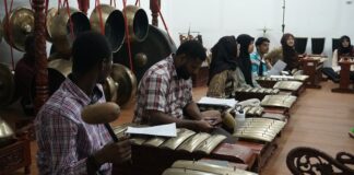 Mahasiswa Internasional UMS Antusias Belajar Gamelan dan Angklung bersama PGSD