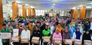 Milad ke-113 Muhammadiyah, Lazismu Solo Beri Sembako untuk Ojol dan Preman Insyaf