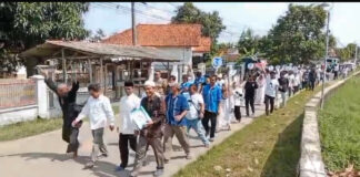 Ratusan Warga Desa Tersana Patungan Antar Ustadz Muamar Ambil Nomor Urut Calon Kuwu