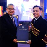 Sayuti : Hanya Guru yang Terus Belajar, yang Boleh Terus Mengajar Rektor UAD menyerahkan ijazah kepada lulusan PPG di Jogja Expo Center (JEC), Ahad (2/11/2025). (foto : istimewa)