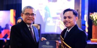 Sayuti : Hanya Guru yang Terus Belajar, yang Boleh Terus Mengajar Rektor UAD menyerahkan ijazah kepada lulusan PPG di Jogja Expo Center (JEC), Ahad (2/11/2025). (foto : istimewa)