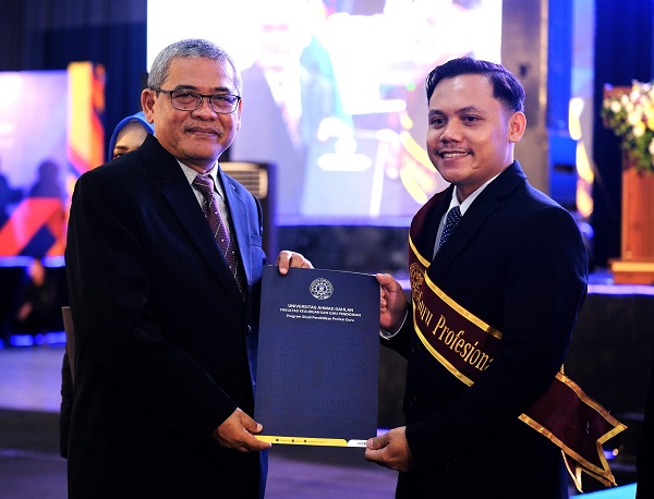 Rektor UAD menyerahkan ijazah kepada lulusan PPG di Jogja Expo Center (JEC), Ahad (2/11/2025). (foto : istimewa)