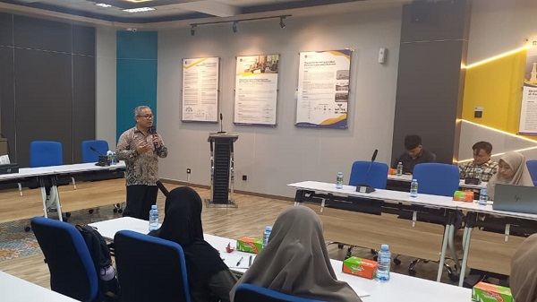 Prof Adiwijaya saat menyampaikan Kuliah Umum di Prodi Magister Informatika, FTI UII. (foto : istimewa)