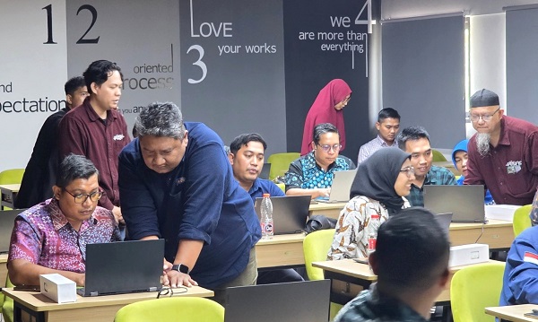 Suasana Mini Workshop di Laboratorium Informatika Fakultas Teknologi Industri UII, Kamis (13/11/2025). (foto : istimewa)