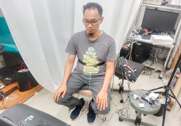 Mahasiswa sedang menjalani riset menggunakan Sensor Vital Sign di Igasaki Laboratorium Kumamoto University, Jepang. (foto : istimewa)