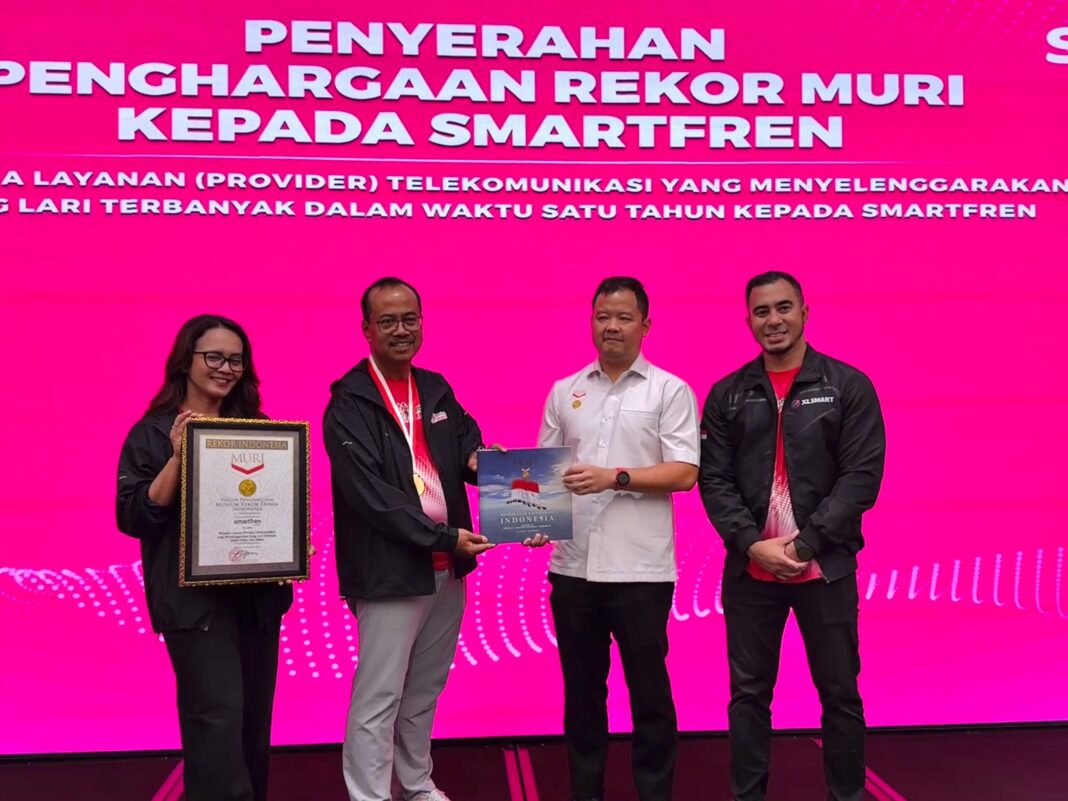 (ki-ka) Wakil Direktur Utama MURI, Osmar Susilo (kedua kanan) menyerahkan penghargaan rekor MURI untuk SMARTFREN kepada Chief Marketing Officer SMARTFREN XLSMART, Sukaca Purwokardjono (kedua kiri), di damping oleh Division Head Brand Communication Edtine Pamilien Gensana (kiri) dan Group Head Corporate Communication & Sustainability XLSMART, Reza Mirza di Jakarta, Senin (3/11).