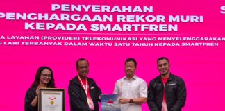 SMARTFREN Raih Rekor Nasional MURI Sebagai Penyelenggara Ajang Lari Terbanyak di Indonesia (ki-ka) Wakil Direktur Utama MURI, Osmar Susilo (kedua kanan) menyerahkan penghargaan rekor MURI untuk SMARTFREN kepada Chief Marketing Officer SMARTFREN XLSMART, Sukaca Purwokardjono (kedua kiri), di damping oleh Division Head Brand Communication Edtine Pamilien Gensana (kiri) dan Group Head Corporate Communication & Sustainability XLSMART, Reza Mirza di Jakarta, Senin (3/11).
