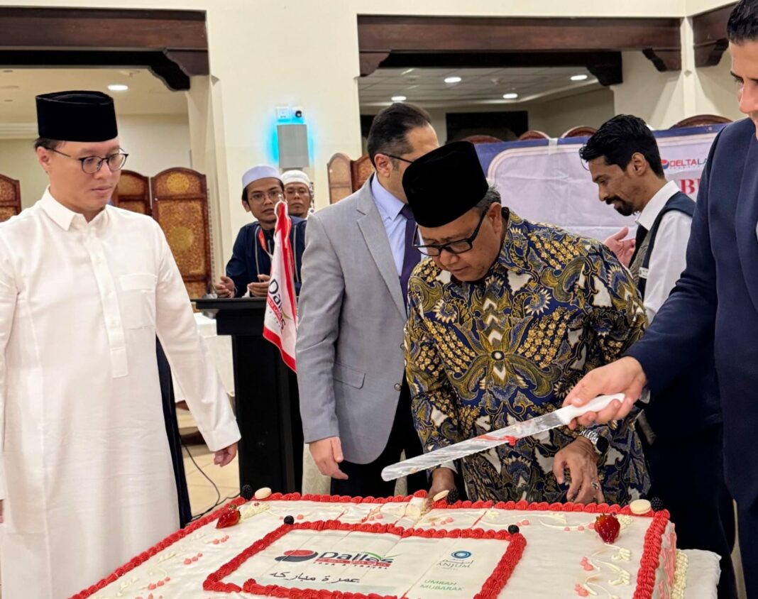 CEO PT Delta Laras Wisata (DALLAS) Ujang Ridwan Abdullah saat pemotongan kue ulang tahun di Hotel Anjim Mekah.