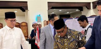 Rayakan Milad ke-9, Dallas Tour dan Travel Teguhkan Komitmen Layanan Haji–Umrah CEO PT Delta Laras Wisata (DALLAS) Ujang Ridwan Abdullah saat pemotongan kue ulang tahun di Hotel Anjim Mekah.