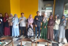 Dekan FTI UII Dorong Guru SMA Membuat Strategi Pembelajaran Adaptif Hari Purnomo seusai berdiskusi dengan guru-guru SMA Kota Jambi. (foto : istimewa)