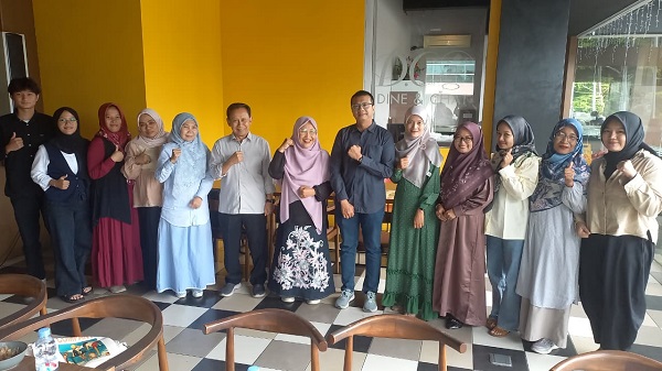 Hari Purnomo seusai berdiskusi dengan guru-guru SMA Kota Jambi. (foto : istimewa)