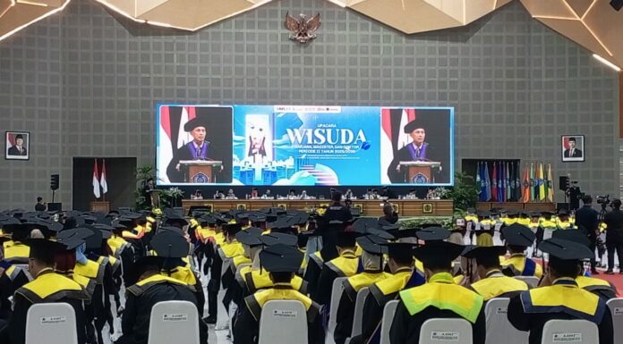 Rektor UMS Tekankan Pengabdian Transendental pada Wisuda 2025
